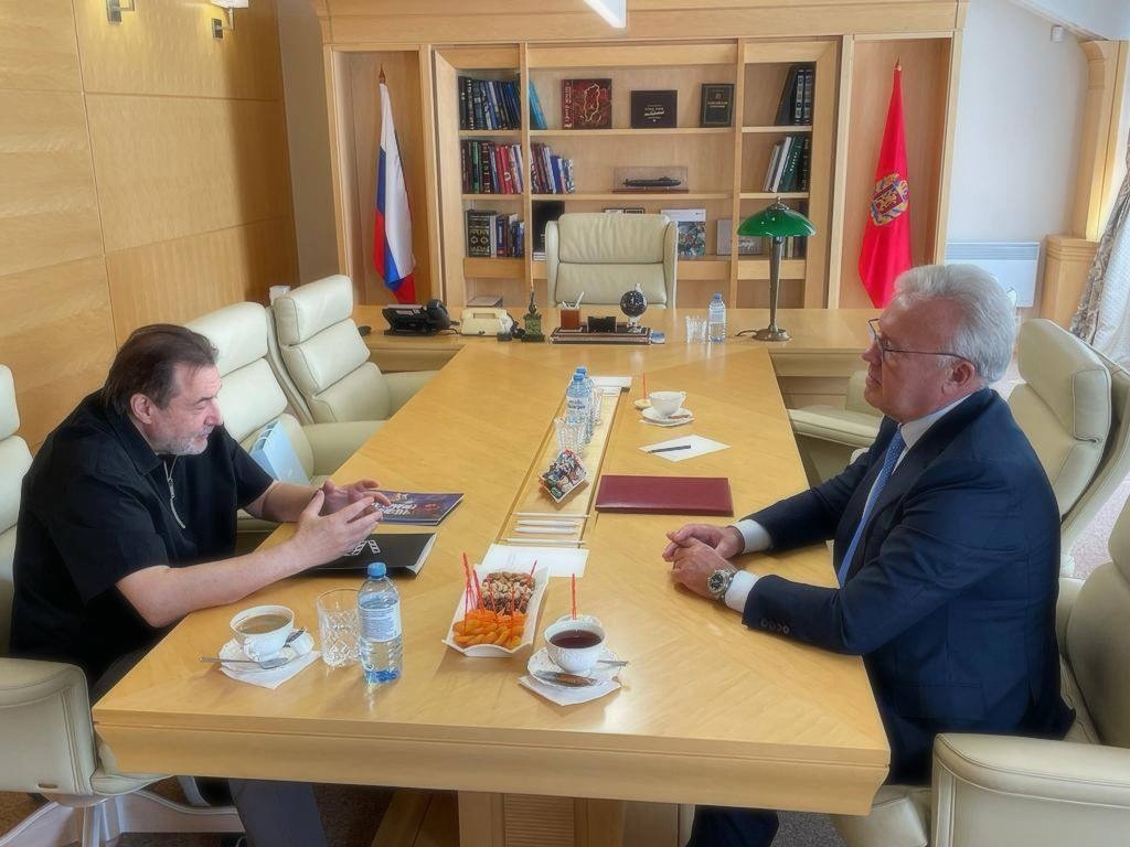 Губернатор Красноярского края Александр Усс и режиссёр Алексей Учитель обсудили будущее Красноярского кино