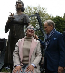 В Подмосковье открыли памятник героине фильма «Начало»